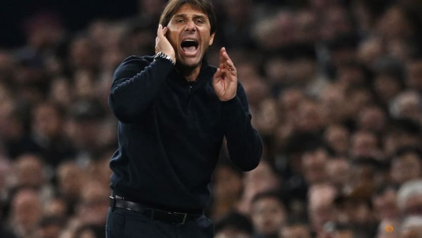 Soccer-Spurs edge towards last 16 with 3-2 win over 10-man Frankfurt Soccer-Spurs edge towards last 16 with 3-2 win over 10-man Frankfurt