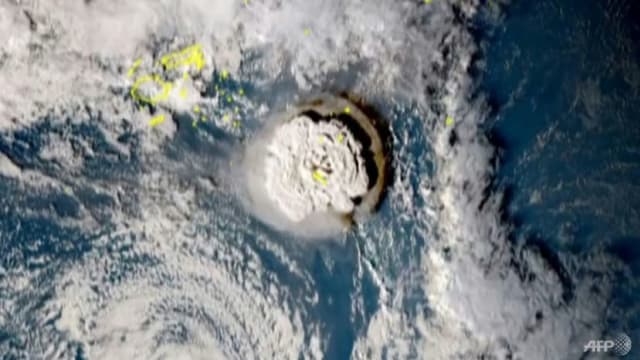 汤加海底火山爆发引发海啸 新西兰派飞机评估破坏程度