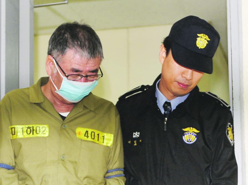 Lee Joon-seok, the captain of the sunken South Korean ferry Sewol, left, arrives at Gwangju District Court in Gwangju, South Korea, Monday, Oct. 27, 2014. Photo: AP