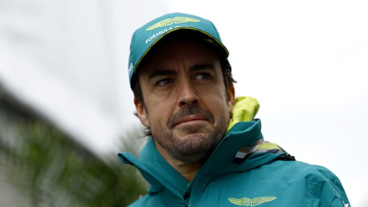 Alonso extends Aston Martin contract