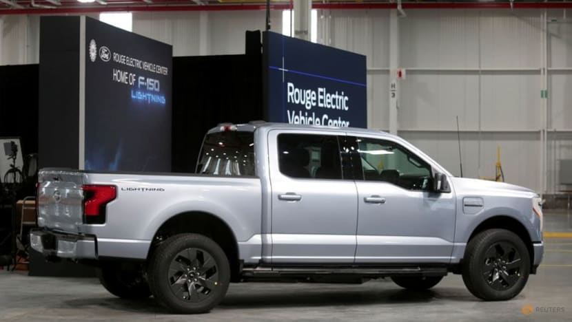 Ford's fleet customers send mixed signals on electric vehicles -exec Ford's fleet customers send mixed signals on electric vehicles -exec