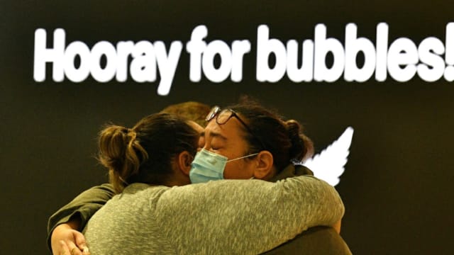 【冠状病毒19】新西兰-澳洲航空泡泡启动首日 亲人团圆泪洒机场 