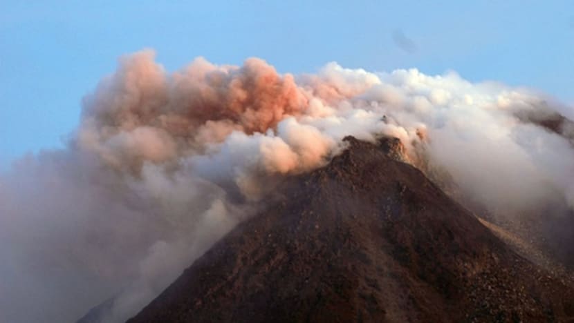 Indonesia melarang semua kegiatan di sekitar Gunung Merapi