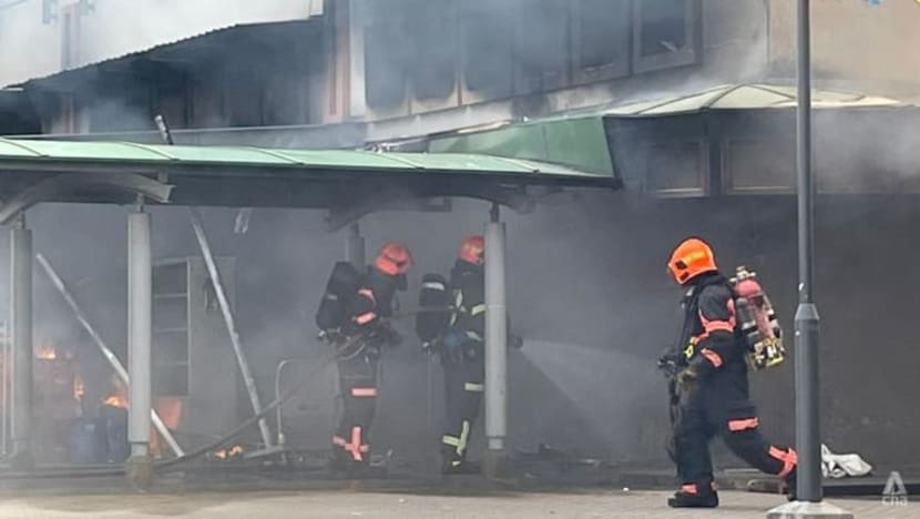 Kedai kopi Blk 823A Tampines Street 81 terbakar; terdengar bunyi letupan kuat