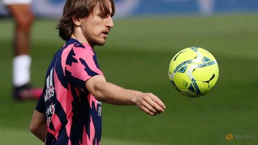 Soccer-Modric extends contract with Real Madrid Soccer-Modric extends contract with Real Madrid