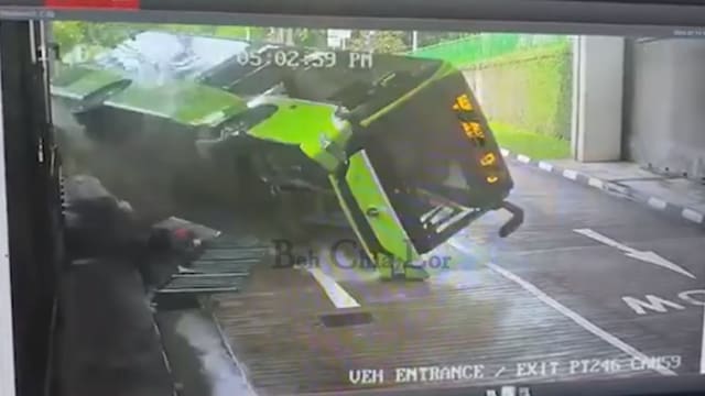 武吉巴督巴士转换站意外视频曝光！一人遭撞飞至斜坡道