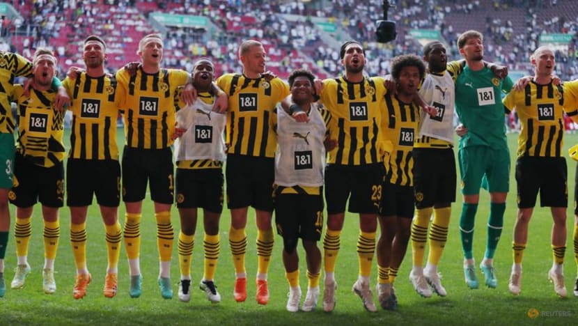 Dortmund ready to lift Bundesliga trophy, Bayern hope for dramatic twist