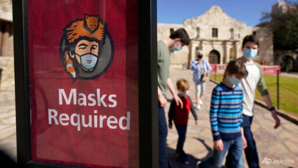 Sekolah Texas, toko terpecah saat mandat masker COVID-19 negara bagian berakhir