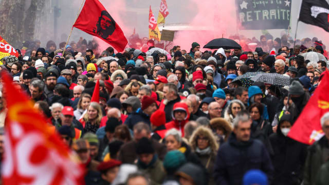 法国民众再度上街游行抗议退休改革方案
