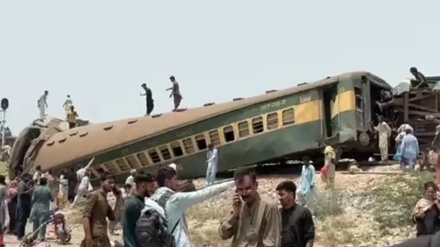 巴基斯坦南部火车脱轨 造成至少25死逾50伤