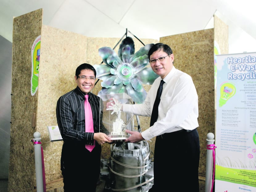 Mayor of South East District Maliki Osman (left) with Mr Paul Wong, Panasonic Singapore Managing Director at the launch of the Heartland E-Waste Recycling Programme. Photo: Panasonic Asia-Pacific
