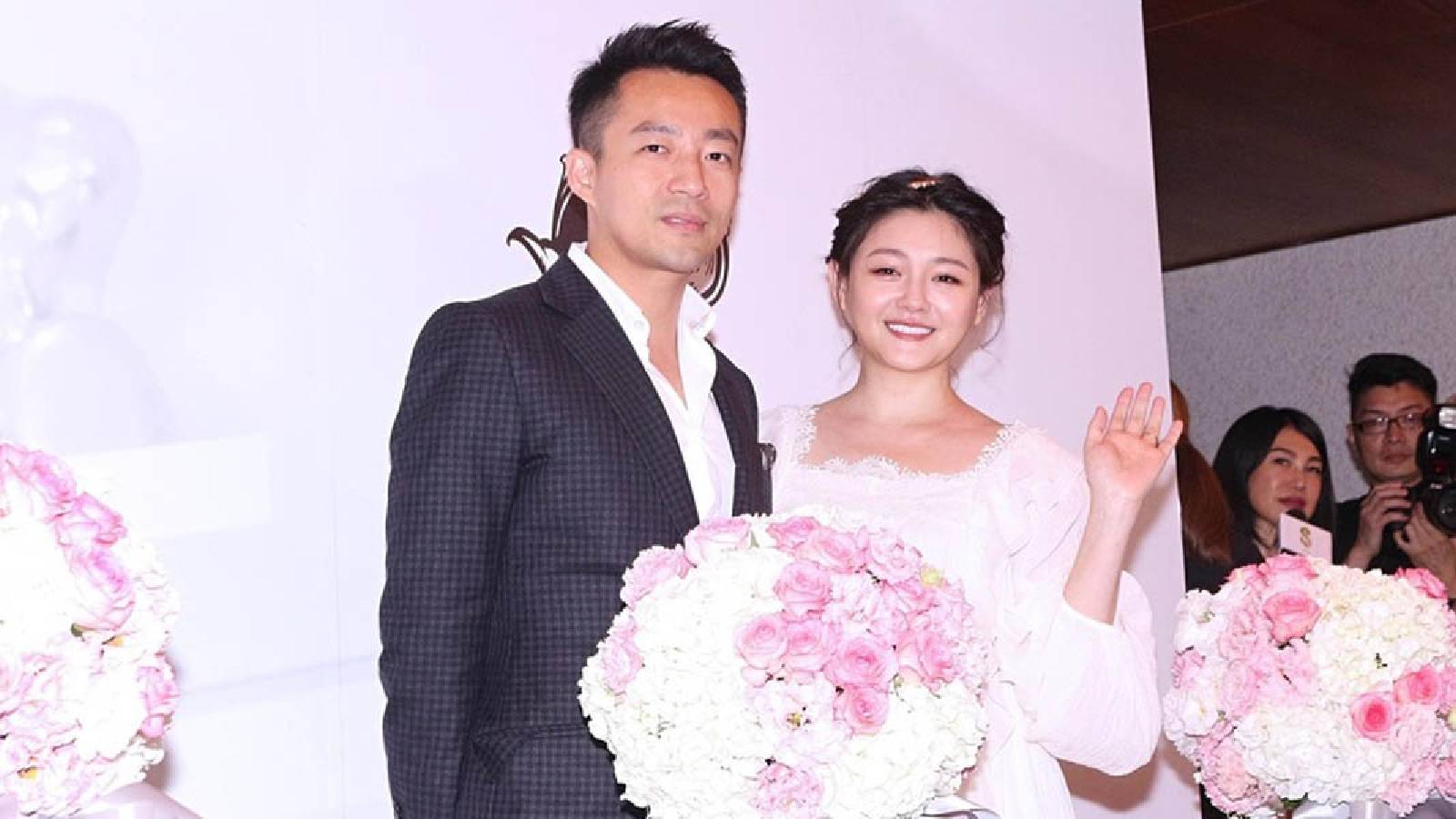 Barbie Hsu’s Husband Says He Wants To Redo Their Wedding 'Cos She Felt It Was Too Lavish Barbie Hsu’s Husband Says He Wants To Redo Their Wedding 'Cos She Felt It Was Too Lavish