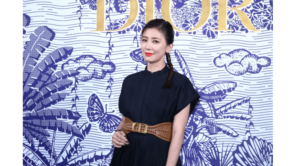 Alyssa Chia pokes fun at her own chest Alyssa Chia pokes fun at her own chest
