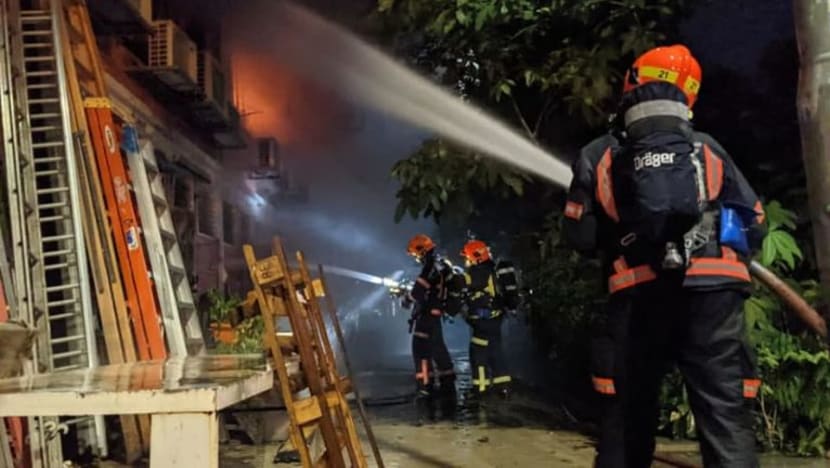 Bengkel paip di Geylang Bahru terbakar; seorang anggota bomba dibawa ke hospital