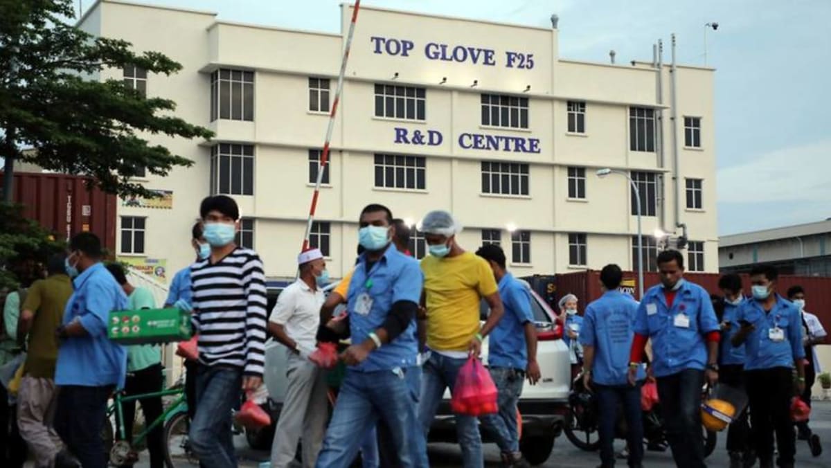 Penutupan fasilitas Top Glove di Malaysia telah dicabut sebagai kematian pekerja pertama yang dilaporkan akibat COVID-19
