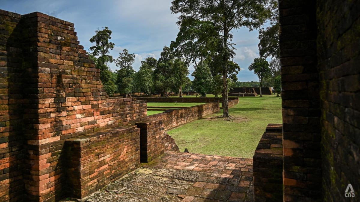 Membuka misteri: tantangan di tempat saat Indonesia berupaya merestorasi kompleks candi Sumatra kuno