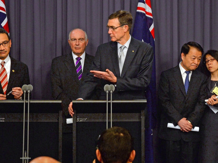Australia's Transport Minister Warren Truss (second from left), Malaysia's Acting Transport Minister Hishammuddin Hussein (left) and China's Transport Minister Yang Chuantang (second from right) attend a press conference for the nearly two-month-old hunt for the missing Malaysian jet with search coordinator Angus Houston (centre) in Canberra, Australia, May 5, 2014.  Photo: AP