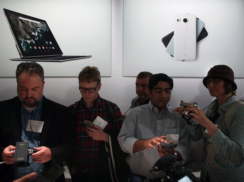 Attendees inspect the Nexus 5X phone during a Google media event on Sept 29, 2015 in San Francisco, California. Photo: Getty Images via AFP