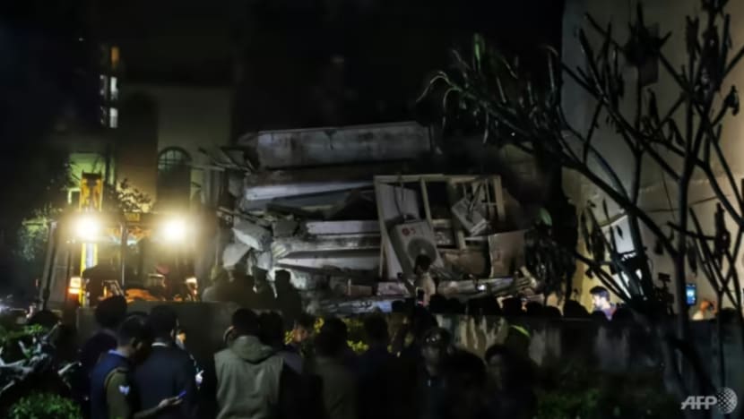 Bangunan runtuh di India; tiga maut, puluhan lagi dikhuatiri terperangkap Bangunan runtuh di India; tiga maut, puluhan lagi dikhuatiri terperangkap