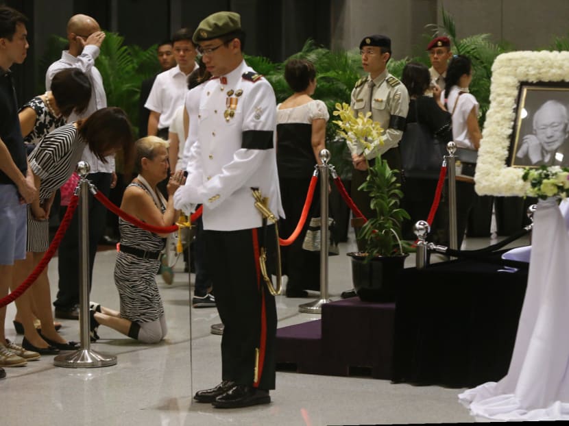 Members of public queue in early hours of the morning to pay their respects