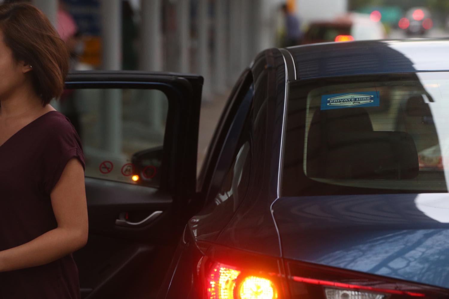 From July 18, 2022, commuters will automatically have to pay a S$3 penalty for every five-minute block if they keep their assigned driver waiting for more than three minutes, Grab said. From July 18, 2022, commuters will automatically have to pay a S$3 penalty for every five-minute block if they keep their assigned driver waiting for more than three minutes, Grab said.