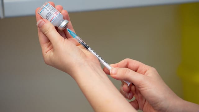 对新型毒株有效 当局采步骤引入辉瑞莫德纳二价疫苗