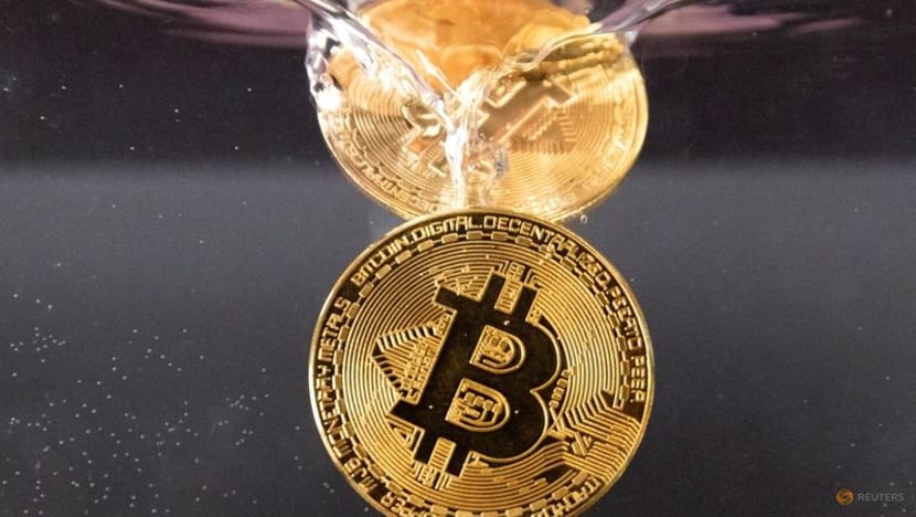 Bitcoin falls 3.7% to $24,987