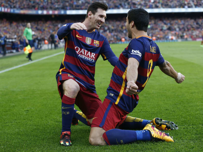 FC Barcelona's Luis Suarez, right, reacts after scoring with his teammate Lionel Messi against Atletico Madrid during a Spanish La Liga soccer match at the Camp Nou stadium in Barcelona, Spain, Saturday, Jan. 30, 2016. Photo: AP