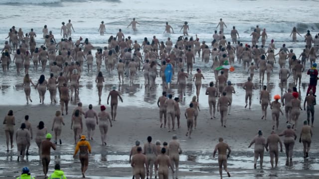 为慈善“脱光光” 英国逾800人裸泳做公益