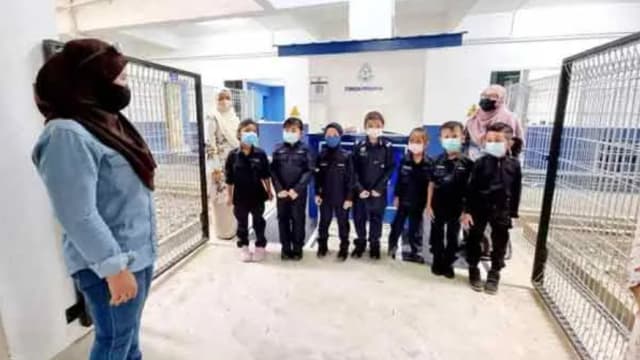马国幼儿园“变身”警局 学生成为小小警察