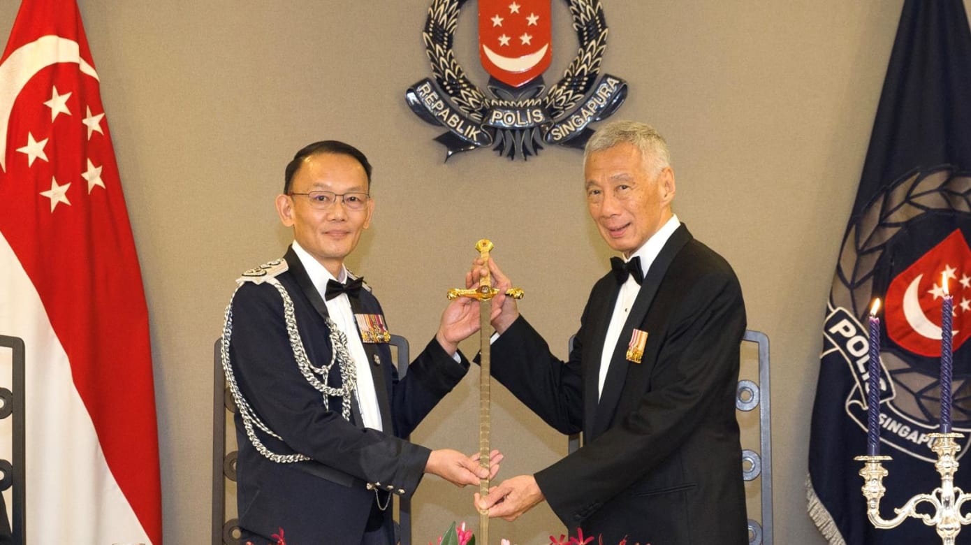李显龙总理二度获颁警队最高荣誉淡马锡之剑
