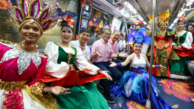 地铁环线迎来妆艺主题列车 让乘客近距离感受妆艺气氛