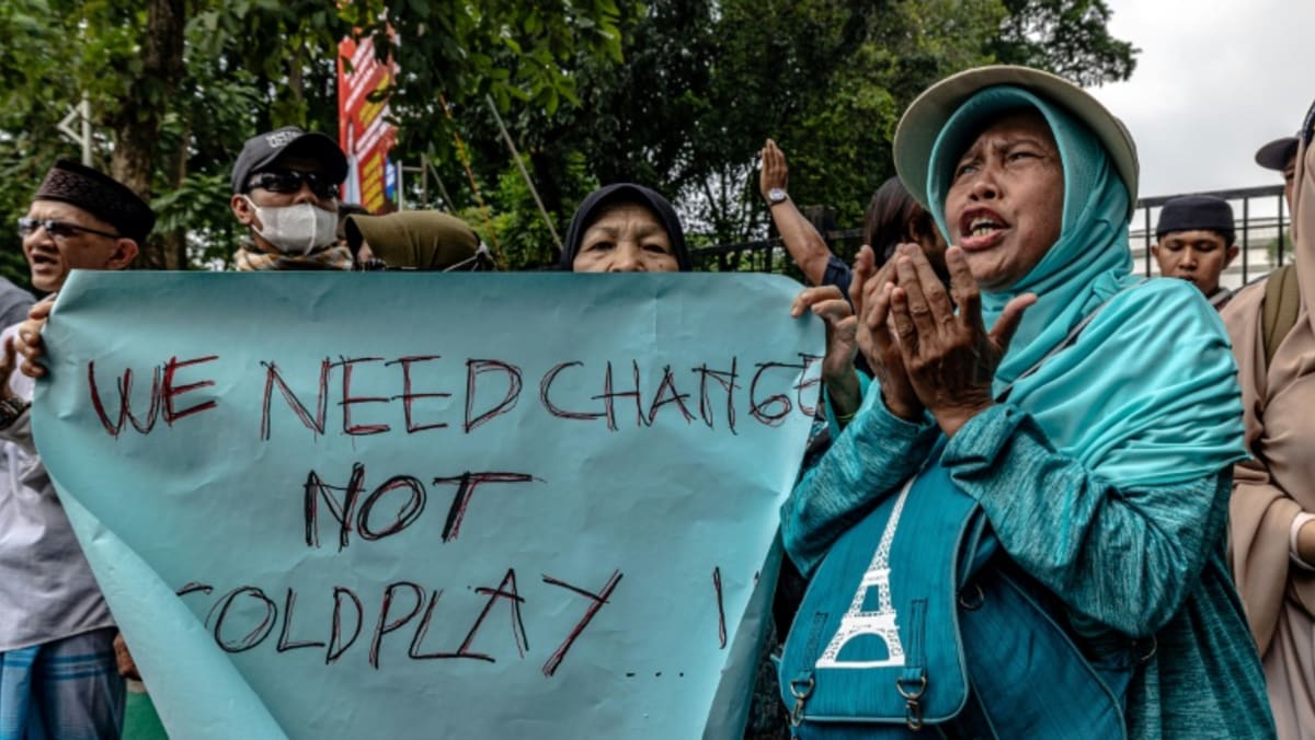 Muslim anti-LGBT groups protest Coldplay’s first Indonesia gig Muslim anti-LGBT groups protest Coldplay’s first Indonesia gig