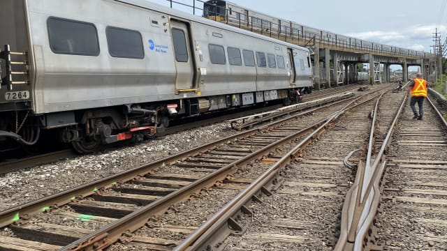 美国纽约火车脱轨 至少13人受伤