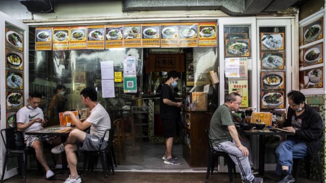 香港允八人同桌堂食 户外运动可不戴口罩