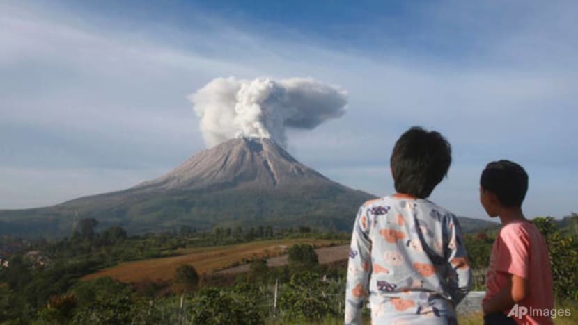 Indonesia’s Sinabung volcano unleashes new burst of hot ash Indonesia’s Sinabung volcano unleashes new burst of hot ash