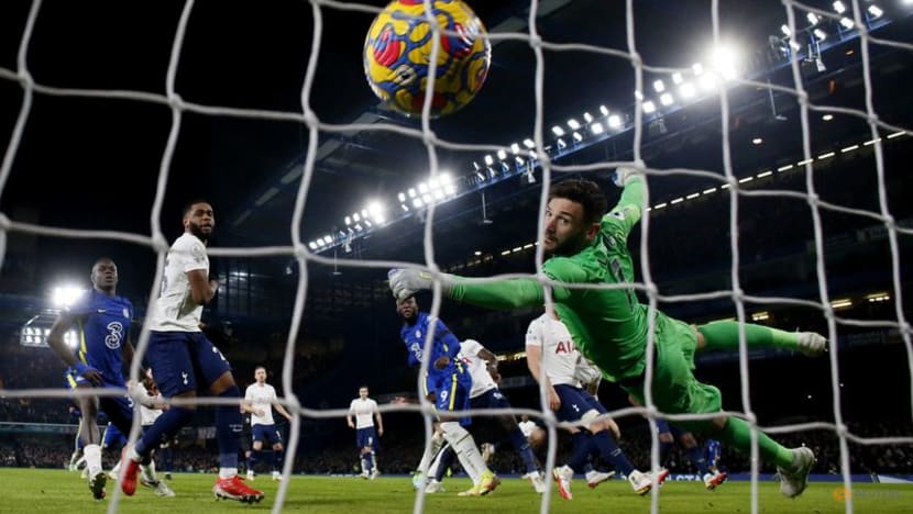 Chelsea beat Spurs 2-0 to keep dwindling title hopes alive