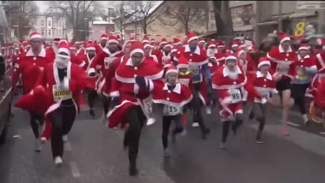 德国小镇举办主题赛跑活动 近千名圣诞老人盛装参赛