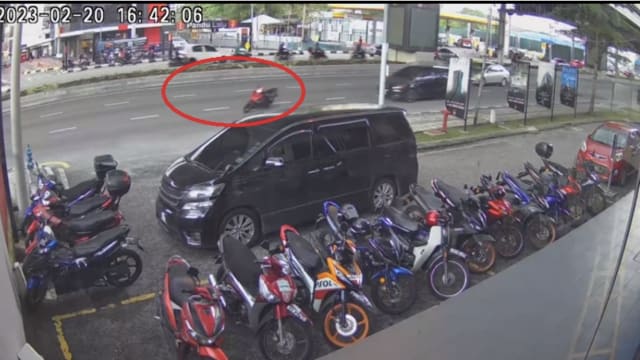 马国骑士疑遭罗厘撞飞慘死 无人摩托车持续前行撞路旁 