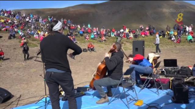 俄罗斯音乐家在海拔近1800米高火山口举办音乐会
