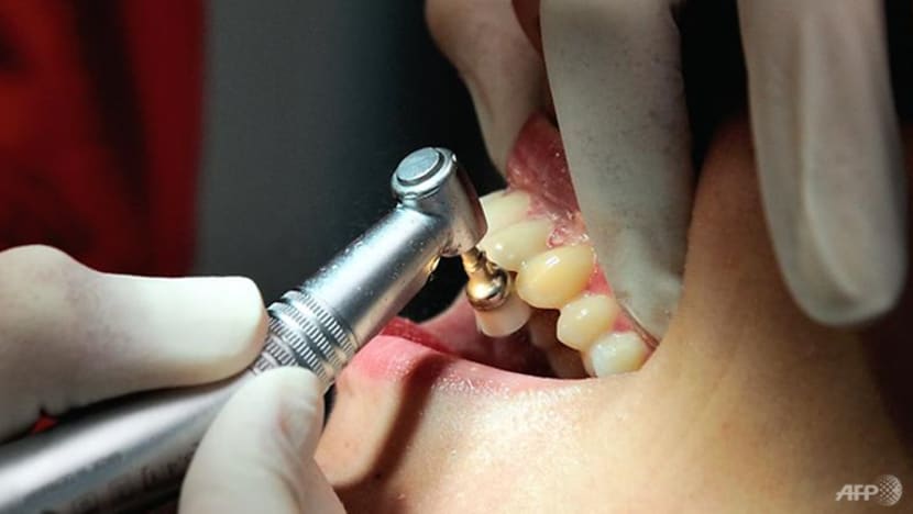 Doktor gigi Tampines didenda S$15,000, digantung atas salah laku