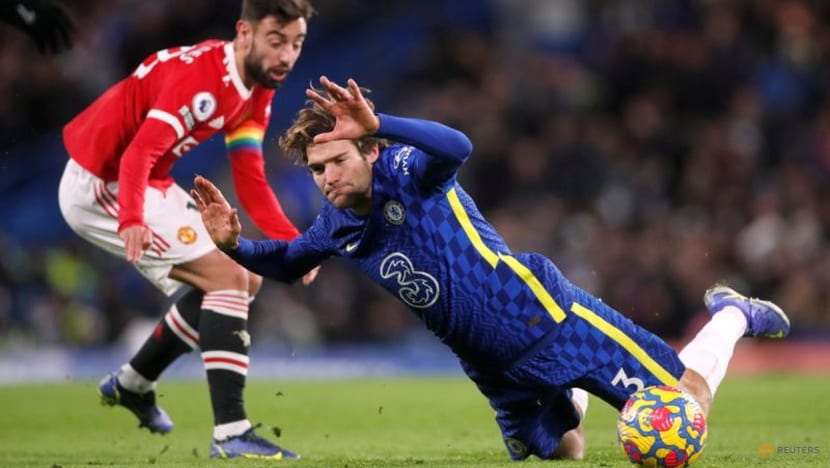 Chelsea lead cut after draw with Man United, Man City win Chelsea lead cut after draw with Man United, Man City win