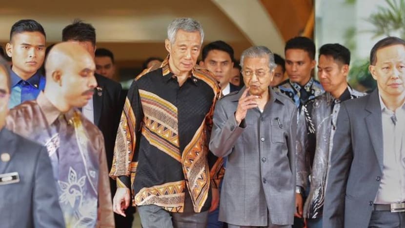 Ketibaan PM Lee cetus suasana riuh-rendah; disambut Dr Mahathir di Putrajaya