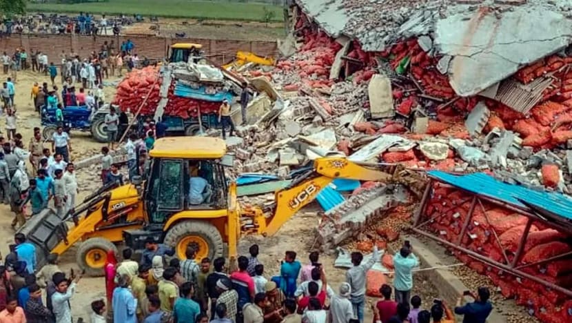 இந்தியாவில் உருளைக்கிழங்கு மூட்டைகள் வைக்கப்படிருந்த கிடங்கு இடிந்துவிழுந்ததில் 14 பேர் மரணம் இந்தியாவில் உருளைக்கிழங்கு மூட்டைகள் வைக்கப்படிருந்த கிடங்கு இடிந்துவிழுந்ததில் 14 பேர் மரணம்