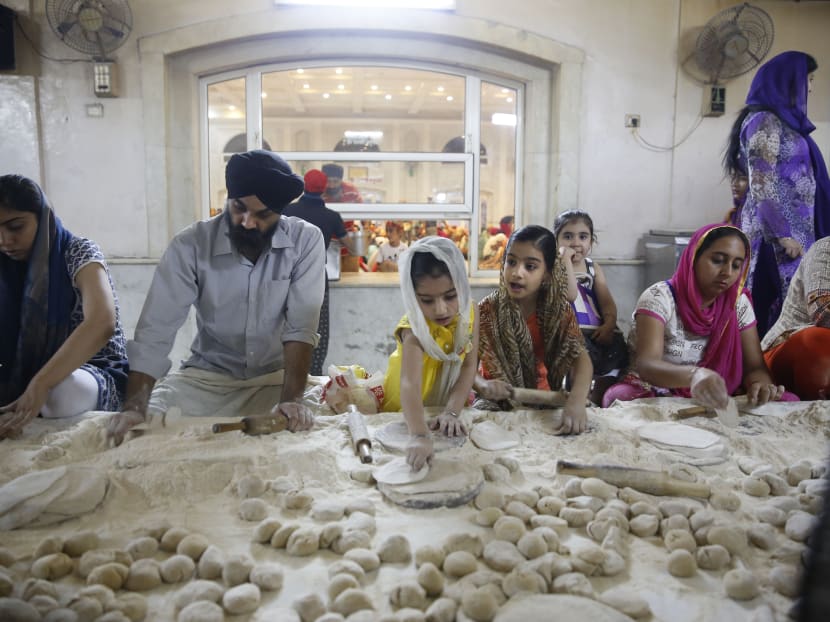 Free meal for thousands in New Delhi example of Sikh service