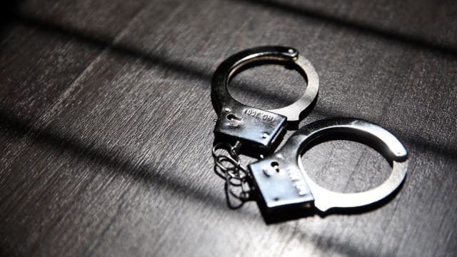 警方展开执法行动 13名疑是私会党成员男子被捕