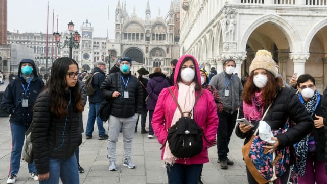 意大利单日新增病例创新高 政府强制人们在户外戴口罩