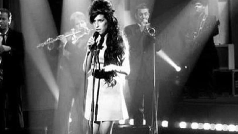 SEKILAS DUNIA HIBURAN: Mendiang Amy Winehouse akan kembali ke pentas sebagai 'hologram'