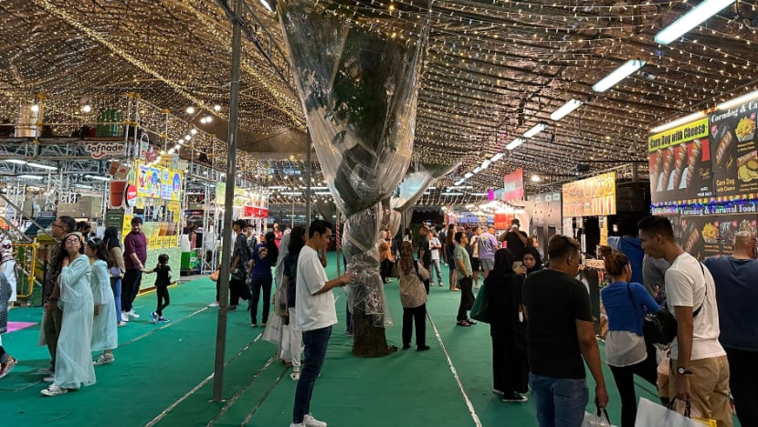 Pengunjung, peniaga ghairah nikmati Bazar Raya Geylang Serai tanpa sekatan pandemik Pengunjung, peniaga ghairah nikmati Bazar Raya Geylang Serai tanpa sekatan pandemik