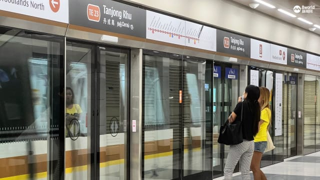 地铁发烧友赴汤东线新站搭首趟列车 居民：可少驾车省时省钱
